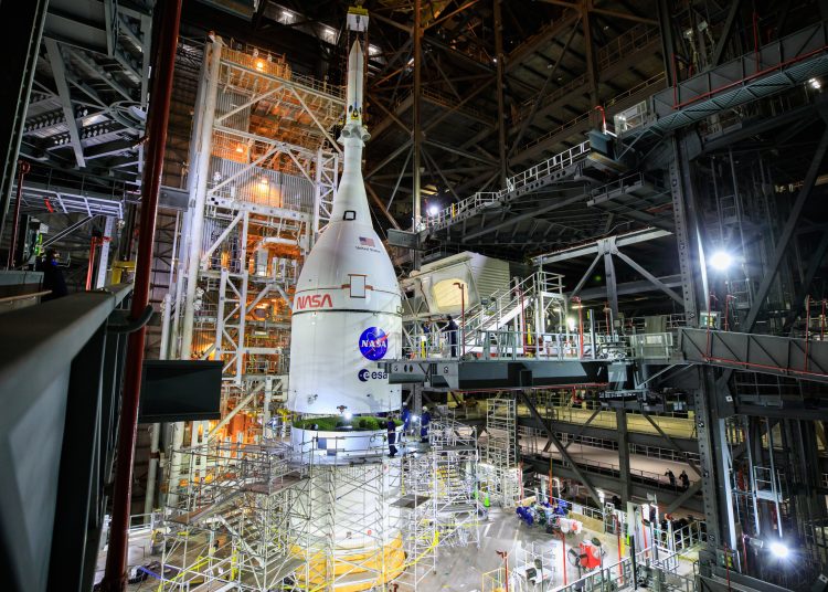 USA6127. MERRITT ISLAND (ESTADOS UNIDOS), 14/03/2022.- Fotografía cedida por la NASA donde se aprecia la nave espacial Orion para la misión Artemis I, completamente ensamblada con su sistema de aborto de lanzamiento, mientras se eleva sobre el cohete del Sistema de lanzamiento espacial (SLS), en High Bay 3 del edificio de ensamblaje de vehículos en el Centro Espacial Kennedy en Merritt Island, Florida (EE.UU.). La agencia espacial estadounidense NASA expresó este lunes su "orgullo y emoción" por la prueba crítica de lanzamiento sin despegue, el próximo jueves, del cohete Sistema de Lanzamiento Espacial (SLS) desde el Centro Espacial Kennedy, en Florida, un cohete "diferente a cuantos antes se han visto".  EFE/ Frank Michaux/NASA/ SÓLO USO EDITORIAL/SÓLO DISPONIBLE PARA ILUSTRAR LA NOTICIA QUE ACOMPAÑA (CRÉDITO OBLIGATORIO)
