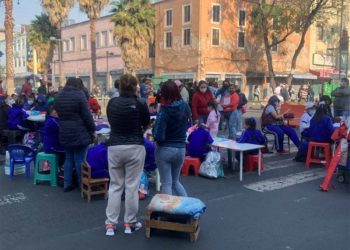 Por tercer día, niños de primaria vuelven a tomar clases en calle