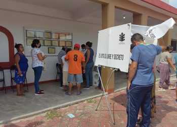 Pobladores incendian una patrulla durante jornada electoral en Oaxaca