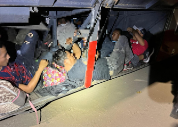 Localiza INM a 101 personas migrantes irregulares en autobús turístico en Oaxaca