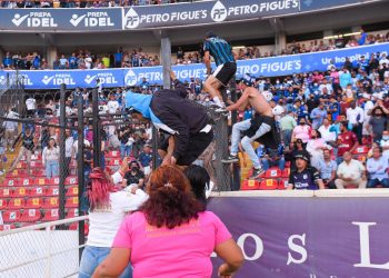 Suman 22 detenidos por riña en el estadio Corregidora
