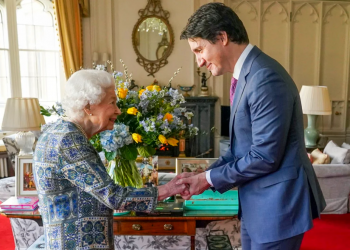 Reina Isabel II recibe a Justin Trudeau