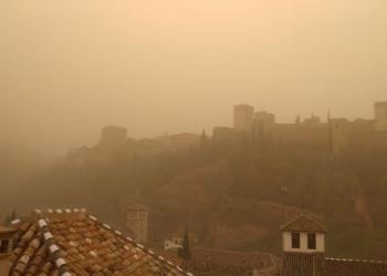 Nube de polvo del Sahara pinta de naranja ciudades en España