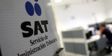 El SAT rechaza que ejerza terrorismo fiscal El Servicio de Administración Tributaria (SAT) rechazó que ejerza terrorismo fiscal. En conferencia de prensa, Gari Flores Hernández, administrador general de Recaudación, fue cuestionado sobre las recientes acciones en donde revocó autorizaciones a diversas donatarias, entre ellas "Mexicanos Primero" o el IMCO. Al respecto, dijo que sus acciones son técnicas y no políticas. El SAT recordó que en 2025 se revocaron 270 donatarias de un padrón de más de 10 mil, por no cumplir con los requisitos establecidos en la ley. No existe el terrorismo fiscal en esta administración "Sí, tajantemente les compartimos que en estas administraciones no existe el terrorismo fiscal; al contrario, si en algo estamos enfocados, y específicamente en esta administración, es en brindar un mucho mejor servicio. Tenemos margen, ha habido un cambio de cultura contributiva y ese SAT que en años anteriores tuvo que ser mucho más fiscalizador, que tuvo que poner piso parejo a grandes contribuyentes —aquellos a los que se les condonaba, que no pagaban o que se resistían en años de litigio—, hoy en día la situación es distinta". Respuesta a los señalamientos de Laureano Brizuela Cuestionado sobre los señalamientos del cantante Laureano Brizuela en torno al terrorismo fiscal, afirmó que no existe en esta administración. Expectativas de recaudación y declaraciones anuales 2025 El SAT informó que este año espera recibir un 4 por ciento más de declaraciones anuales, para llegar a un mínimo de 12 millones tanto de personas físicas como morales. Recordó que el plazo para las primeras vence el próximo martes 31 de marzo y, hasta el momento, se han presentado 300 mil de las más de 800 mil que se esperan. Detalló que, con cifras al cierre de este lunes, se han recaudado un billón 395 mil millones de pesos para el gobierno federal. Saldos a favor y plazos para personas físicas El brazo fiscalizador de la Secretaría de Hacienda se declaró listo para recibir las declaraciones de las personas físicas, que comenzarán el miércoles de la próxima semana, 1 de abril. Con ello, estiman que la Ley de Ingresos de la Federación tenga un cumplimiento superior en más de 30 mil millones de pesos. Recordó que para las personas físicas ya está lista la declaración y, en caso de presentar saldo a favor, habrá una devolución en un máximo de 5 días o incluso antes. Compromiso de devolución de impuestos en tiempo récord "Si es una declaración donde yo no moví nada, los gastos estaban bien clasificados, no agregué ningún gasto ni quité ningún ingreso... si estamos hablando de esa declaración, va a pasar limpia y se estaría haciendo el depósito en la cuenta bancaria. El compromiso del SAT fue de cinco días; yo me atrevo a decir aquí con ustedes que podríamos estarlo disminuyendo a un promedio de 4.5 días". Uso obligatorio de la firma electrónica Eso sí, acotó que para aquellas personas físicas que tengan una devolución superior a los 10 mil pesos, el trámite solo se podrá realizar mediante el uso de la firma electrónica (e.firma).