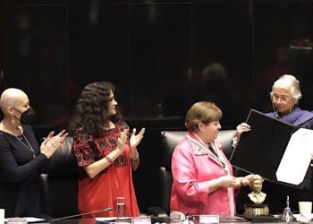 Recibe Elsa María Cross, primer premio Rosario Castellanos del Senado