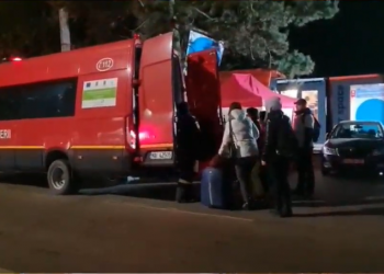 VIDEO: Continúa el éxodo de ciudadanos ucranianos en la frontera con Rumania