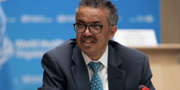 Por mucho que lo deseemos, la pandemia “aún no ha terminado”, insiste Tedros Adhanom
