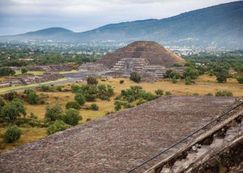 Visitantes acuden a Teotihuacán a recibir la primavera