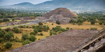 Visitantes acuden a Teotihuacán a recibir la primavera