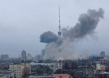 Cinco muertos tras bombardeo a torre de televisión de Kiev