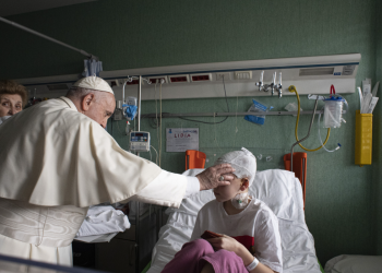 Papa Francisco visita a niños ucranianos hospitalizados