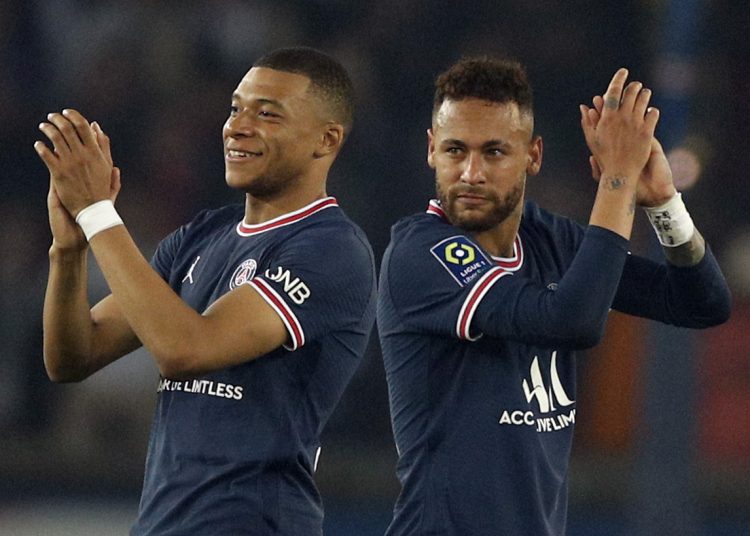 Paris (France), 23/04/2022.- Paris Saint Germain's Kylian Mbappe (L) and Paris Saint Germain's Neymar Jr celebrate winning the French Ligue 1 champinship title during the French Ligue 1 soccer match between PSG and RC Lens at the Parc des Princes stadium in Paris, France, 23 April 2022. (Francia) EFE/EPA/YOAN VALAT