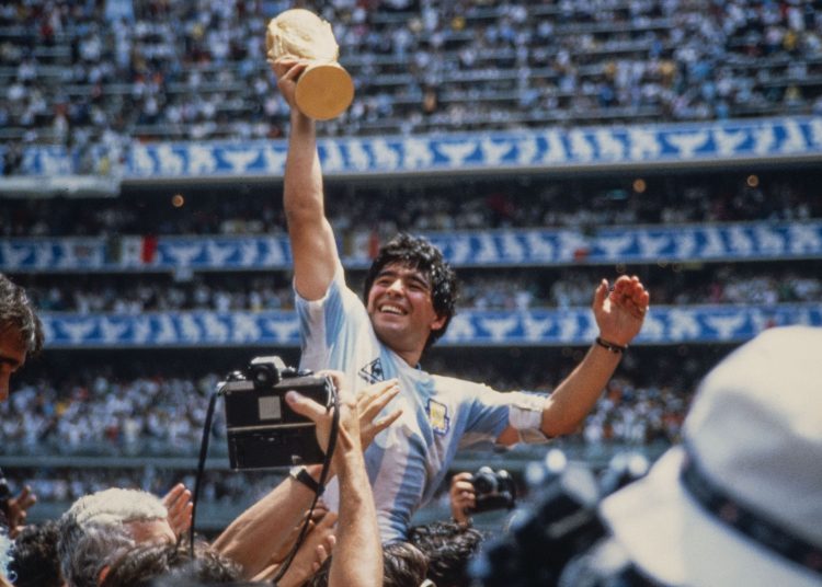 MUNDIAL MEXICO 1986 29 Jul 1986: Action file photo of Diego Maradona of Argentina (R) celebrates with fans after the 1986 World Cup final against West Germany at the Azteca Stadium in Mexico City. Argentina won the match 3-2./

Foto de accion de archivo de Diego Maradona de Argentina (D) celebrando con los aficionados luego de ganar la final de la Copa del Mundo de 1986 en contra de Alemania en el Estadio Azteca de la ciudad de Mexico. Argentina gano 3-2. MEXSPORT/DAVID LEAH