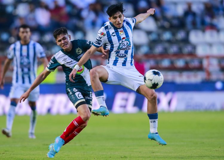 (L-R), Ivo Vazquez of Puebla and Kevin Alvarez of Pachuca during the game Pachuca vs Puebla, corresponding to day 15 of the Torneo Clausura Grita Mexico C22 of Liga BBVA MX, at Hidalgo Stadium, on April 19, 2022.



(I-D), Ivo Vazquez de Puebla y Kevin Alvarez de Pachuca durante el partido Pachuca vs Puebla, correspondiente a la jornada 15 del Torneo Clausura Grita Mexico C22 de la Liga BBVA MX, en el Estadio Hidalgo, el 19 de Abril de 2022.