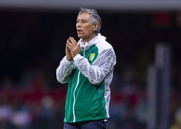 Ariel Holan Leon head coach during the game America vs Leon, corresponding to day 15 of the Torneo Clausura Grita Mexico C22 of Liga BBVA MX, at Azteca Stadium, on April 20, 2022.



Ariel Holan Director Tecnico de Leon durante el partido America vs Leon, correspondiente a la jornada 15 del Torneo Clausura Grita Mexico C22 de la Liga BBVA MX, en el Estadio Azteca, el 20 de Abril de 2022.