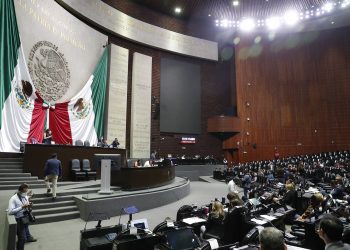 Diputados de oposición duermen en San Lázaro por la Reforma Electoral