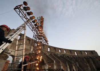 Miles de fieles acogen al papa en el Vía Crucis tras dos años de pandemia