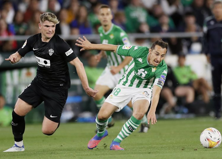 SEVILLA, 19/04/2022.- El centrocampista mexicano del Real Betis Andrés Guardado (d) se escapa de Raúl Guti, del Elche CF, durante el partido de la jornada 33 de Liga en Primera División que se disputa hoy martes en el estadio Benito Villamarín, en Sevilla. EFE/José Manuel Vidal.
