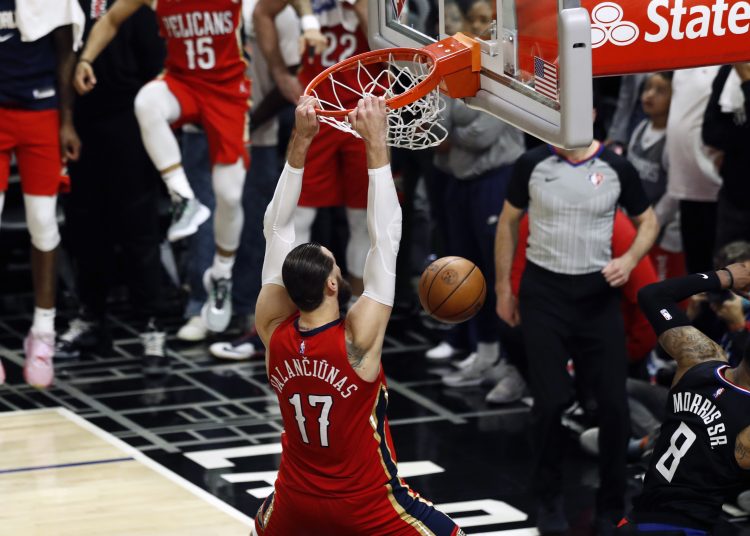 Los Angeles (United States), 16/04/2022.- New Orleans Pelicans center Jonas Valenciunas scores during the fourth quarter of the NBA basketball play-In game between the Los Angeles Clippers and the New Orleans Pelicans at the Crypto.com Arena in Los Angeles, California, USA, 15 April 2022. (Baloncesto, Estados Unidos, Nueva Orleáns) EFE/EPA/ETIENNE LAURENT SHUTTERSTOCK OUT