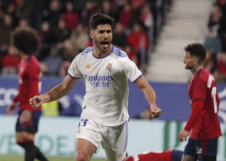 PAMPLONA, 20/04/2022.- El delantero del Real Madrid Marco Asensio celebra tras marcar el segundo gol ante Osasuna, durante el partido de Liga en Primera División que disputan hoy miércoles en el estadio de El Sadar, en Pamplona. EFE/Villar López