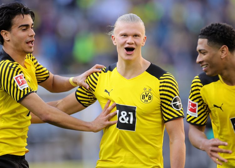 Dortmund (Germany), 16/04/2022.- Dortmund's Erling Haaland (C) celebrates after the German Bundesliga soccer match between Borussia Dortmund and VfL Wolfsburg in Dortmund, Germany, 16 April 2022. (Alemania, Rusia) EFE/EPA/FRIEDEMANN VOGEL CONDITIONS - ATTENTION: The DFL regulations prohibit any use of photographs as image sequences and/or quasi-video.