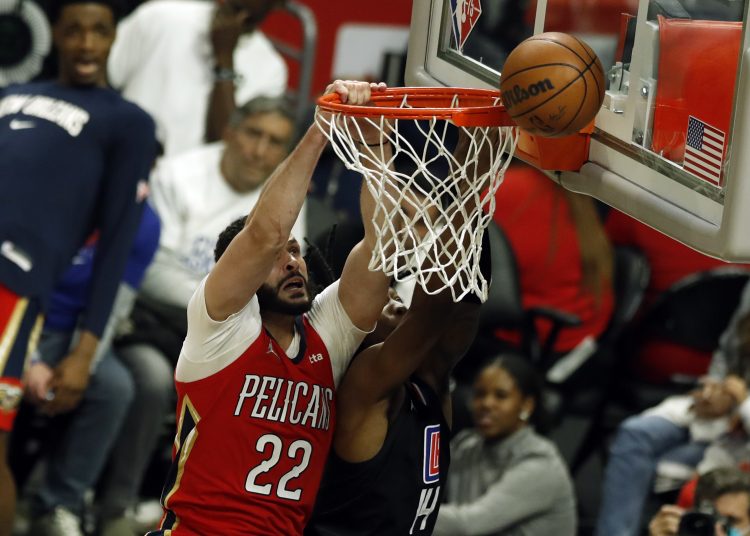 Los Angeles (United States), 16/04/2022.- New Orleans Pelicans forward-center Larry Nance Jr. misses a dunk during the fourth quarter of the NBA basketball play-In game between the Los Angeles Clippers and the New Orleans Pelicans at the Crypto.com Arena in Los Angeles, California, USA, 15 April 2022. (Baloncesto, Estados Unidos, Nueva Orleáns) EFE/EPA/ETIENNE LAURENT SHUTTERSTOCK OUT