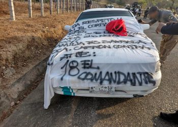 Hallan cinco cuerpos sin vida dentro de un taxi en Guerrero
