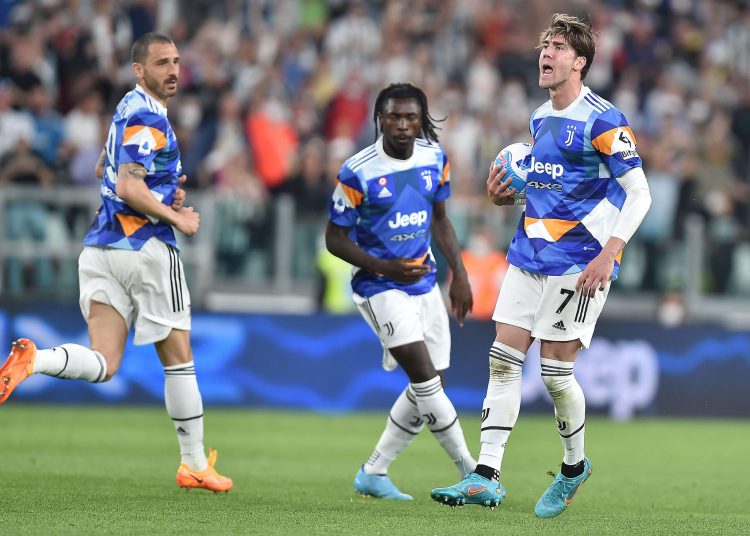 Turin (Italy), 16/04/2022.- Juventus'Äô Dusan Vlahovic (R) jubilates after scoring the 1-1 equalizer during the Italian Serie A soccer match Juventus FC vs Bologna FC at the Allianz Satadium in Turin, Italy, 16 April 2022. (Italia, Estados Unidos) EFE/EPA/ALESSANDRO DI MARCO