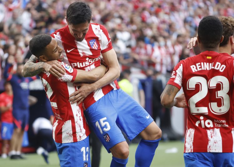 MADRID, 17/04/2022.-El defensa montenegrino del Atlético de Madrid Stefan Savic y el defensa brasileño Renan Lodi, celebran la victoria sobre el Espanyol, tras el partido de la jornada 32 de LaLiga Santander, este domingo en el estadio Wanda Metropolitano en Madrid.- EFE / Juan Carlos Hidalgo