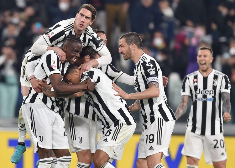 Turin (Italy), 20/04/2022.- Juventus players celebrate the 1-0 goal during the Italy Cup semifinal, second leg, soccer match Juventus FC vs ACF Fiorentina at the Allianz Satadium in Turin, Italy, 20 april 2022. (Italia) EFE/EPA/ALESSANDRO DI MARCO