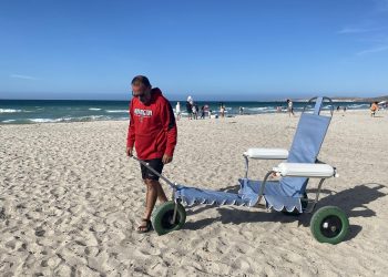 Mexicano crea silla anfibia para que personas con discapacidad disfruten la playa