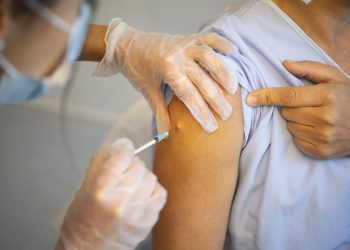 Canadá pondrá segundo refuerzo de vacuna conta COVID-19