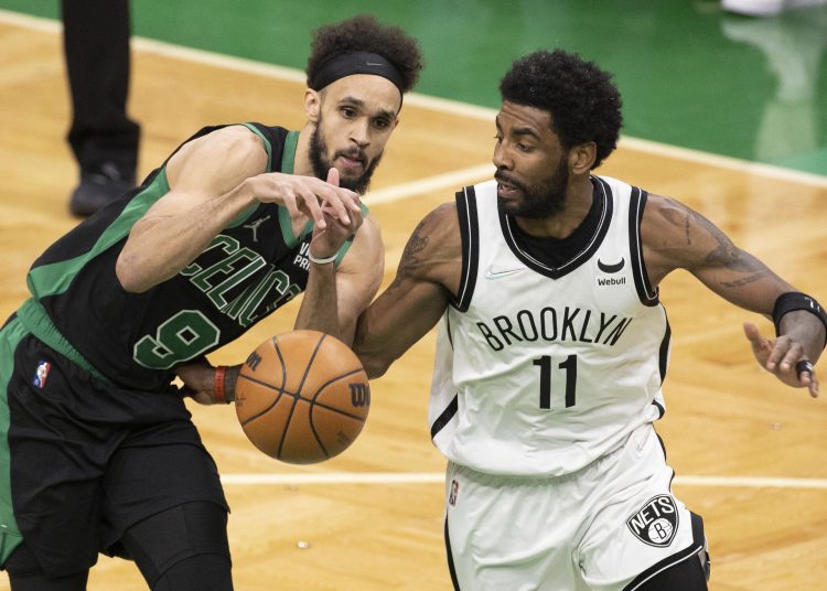 Boston (United States), 17/04/2022.- Brooklyn Nets guard Kyrie Irving (R) knocks the ball away from Boston Celtics guard Derrick White (L) during the fourth quarter of the Eastern Conference First Round playoff game one between the Boston Celtics and the Brooklyn Nets at the TD Garden in Boston, Massachusetts, USA, 17 April 2022. The Boston Celtics lead the best of seven series 1-0. (Baloncesto, Estados Unidos) EFE/EPA/CJ GUNTHER SHUTTERSTOCK OUT