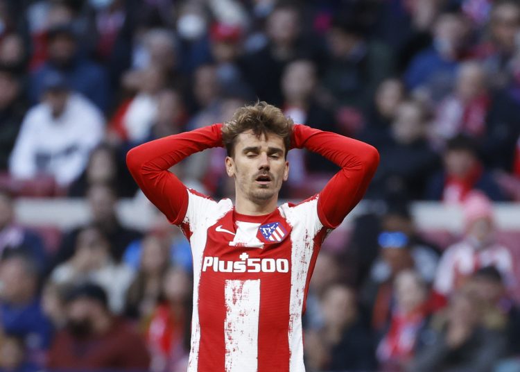 MADRID, 20/04/2022.- El delantero francés del Atlético de Madrid Antoine Griezmann reacciona durante el partido de la jornada 33 de LaLiga Santander entre el Atlético de Madrid y el Granada CF, este miércoles en el estadio Wanda Metropolitano. EFE/Juanjo Martín