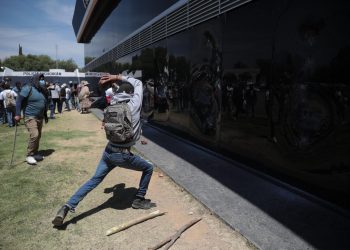 Purépechas atacan Fiscalía para exigir justicia por crimen en Michoacán