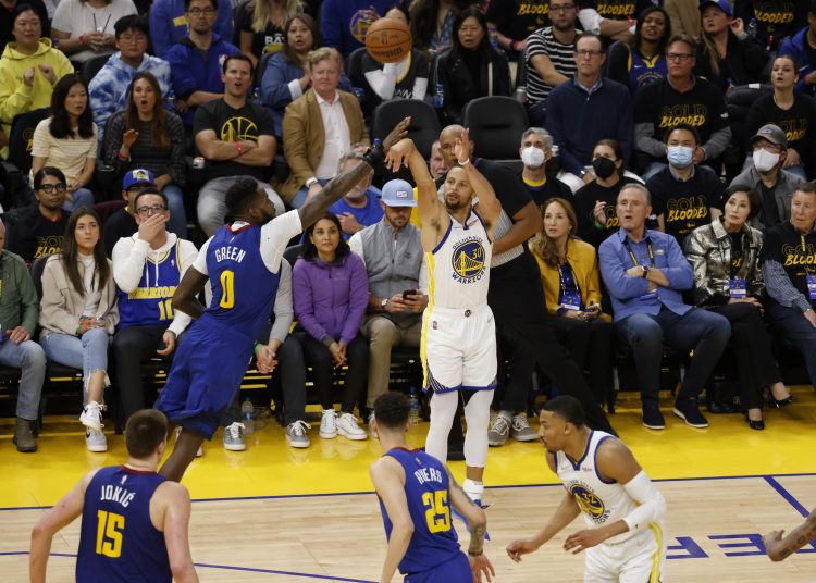 San Francisco (United States), 19/04/2022.- Golden State Warriors guard Stephen Curry (C) shoots a three point basket while getting fouled by Denver Nuggets forward JaMychal Green (L) after the release during the second half of the first round NBA Western Conference playoffs game two between the Denver Nuggets and the Golden State Warriors at Chase Center in San Francisco, California, USA, 18 April 2022. (Baloncesto, Estados Unidos) EFE/EPA/JOHN G. MABANGLO SHUTTERSTOCK OUT