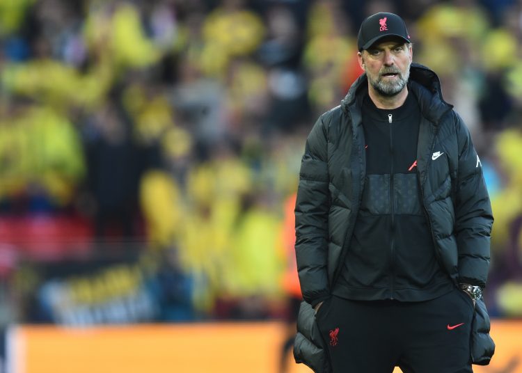 Liverpool (United Kingdom), 27/04/2022.- Liverpool's manager Juergen Klopp observes the warm-up ahead of the UEFA Champions League semi final, first leg soccer match between Liverpool FC and Villarreal CF in Liverpool, Britain, 27 April 2022. (Liga de Campeones, Reino Unido) EFE/EPA/PETER POWELL
