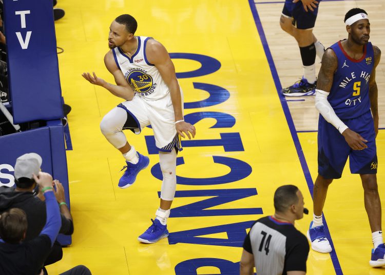 San Francisco (United States), 19/04/2022.- Golden State Warriors guard Stephen Curry (L) reacts under the basket after scoring as Denver Nuggets forward Will Barton (R) looks on during the second half of the first round NBA Western Conference playoffs game two between the Denver Nuggets and the Golden State Warriors at Chase Center in San Francisco, California, USA, 18 April 2022. (Baloncesto, Estados Unidos) EFE/EPA/JOHN G. MABANGLO SHUTTERSTOCK OUT