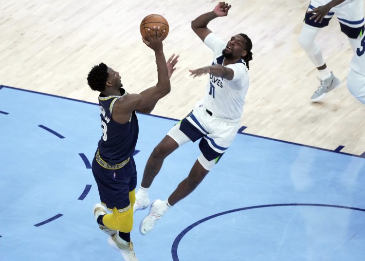 AME2517. MEMPHIS (ESTADOS UNIDOS), 19/04/2022.- Jaren Jackson Jr. (33) de Memphis Grizzlies lanza un tiro mientras Naz Reid (11) de Minnesota Timberwolves defiende en la segunda mitad del juego en el FedEx Forum en Memphis, Tennessee (EE.UU.). EFE/Karen Pulfer Focht
