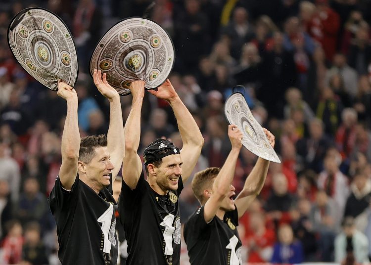 Munich (Germany), 23/04/2022.- Bayern's Robert Lewandowski (L), Leon Goretzka (C) and Joshua Kimmich (R) celebrate the tenth consecutive Bundesliga title after winning the German Bundesliga soccer match between FC Bayern Muenchen and Borussia Dortmund at Allianz Arena in Munich, Germany, 23 April 2022. (Alemania, Rusia) EFE/EPA/RONALD WITTEK CONDITIONS - ATTENTION: The DFL regulations prohibit any use of photographs as image sequences and/or quasi-video.