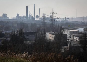 Rusia anuncia alto el fuego para evacuación de civiles de acería Azovstal