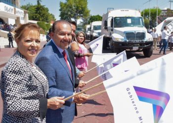 Realiza Pedro Rodríguez segunda entrega 15 camiones nuevos de basura y más patrullas en Atizapán