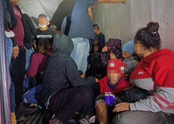  Hallan a 133 migrantes hacinados en tractocamión