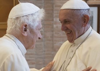 El papa Francisco visita a Benedicto XVI por su 95 cumpleaños