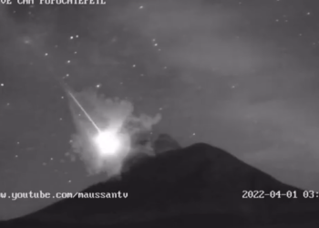Captan gran destello en el volcán Popocatépetl
