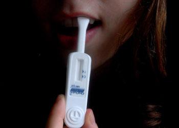 Sale al mercado la primera prueba que usa saliva para detectar el VIH