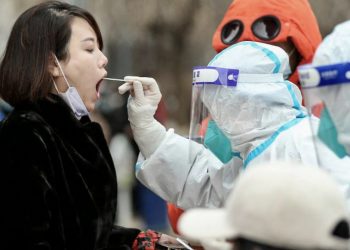 Aplican cuarentena indefinida en Shangai tras repunte de casos de COVID-19