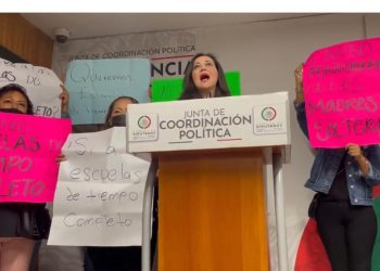 Delfina Gómez con diputados a puerta cerrada. En la puerta protesta encabezada por Cynthia López