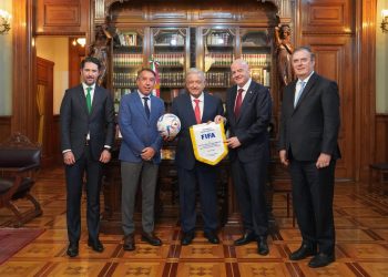 López Obrador recibe al presidente de la FIFA para hablar del Mundial del 2026