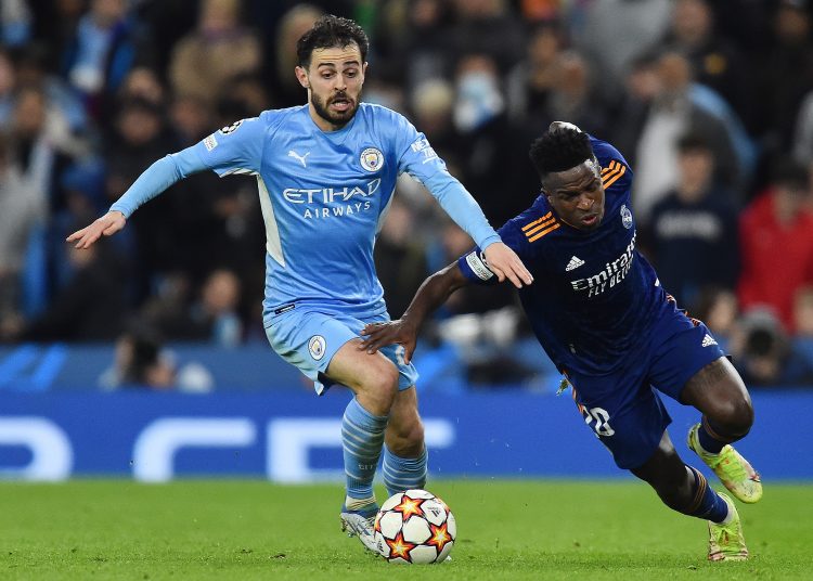 Manchester (United Kingdom), 26/04/2022.- Manchester City's Bernardo Silva (L) in action against Real Madrid's Vinicius Junior (R) during the UEFA Champions League semi final, first leg soccer match between Manchester City and Real Madrid in Manchester, Britain, 26 April 2022. (Liga de Campeones, Reino Unido) EFE/EPA/PETER POWELL